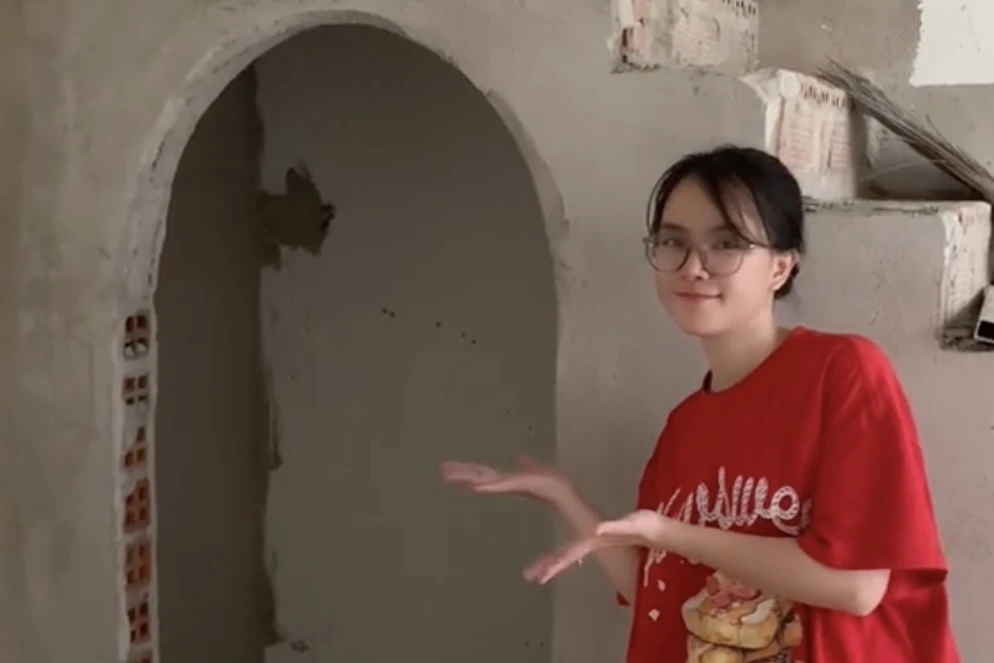 TikToker bị ném đá vì xây phòng ngủ 1 m2 dưới gầm cầu thang - Hình 1