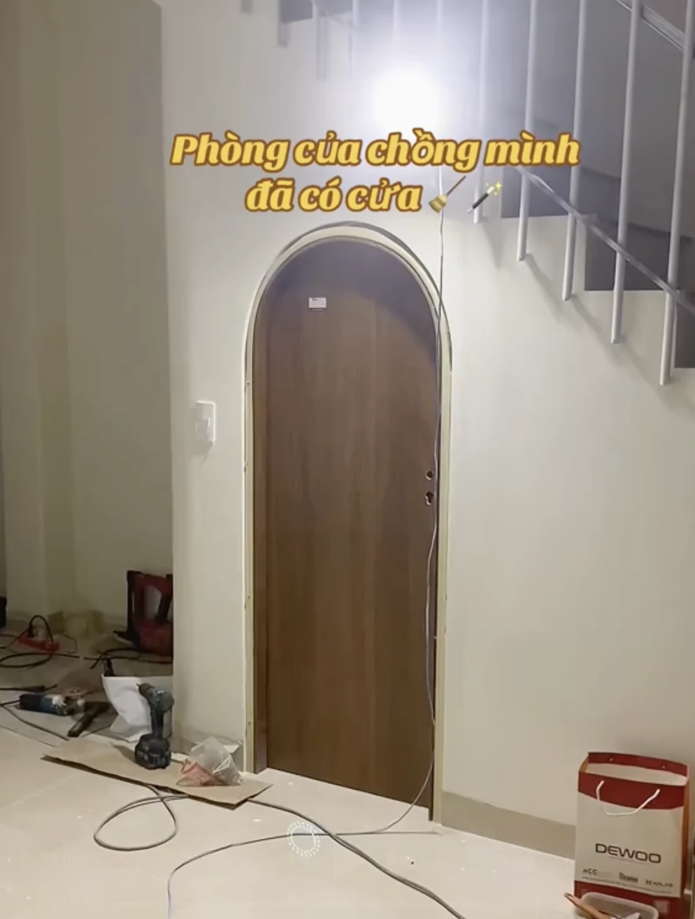 TikToker bị ném đá vì xây phòng ngủ 1 m2 dưới gầm cầu thang - Hình 2
