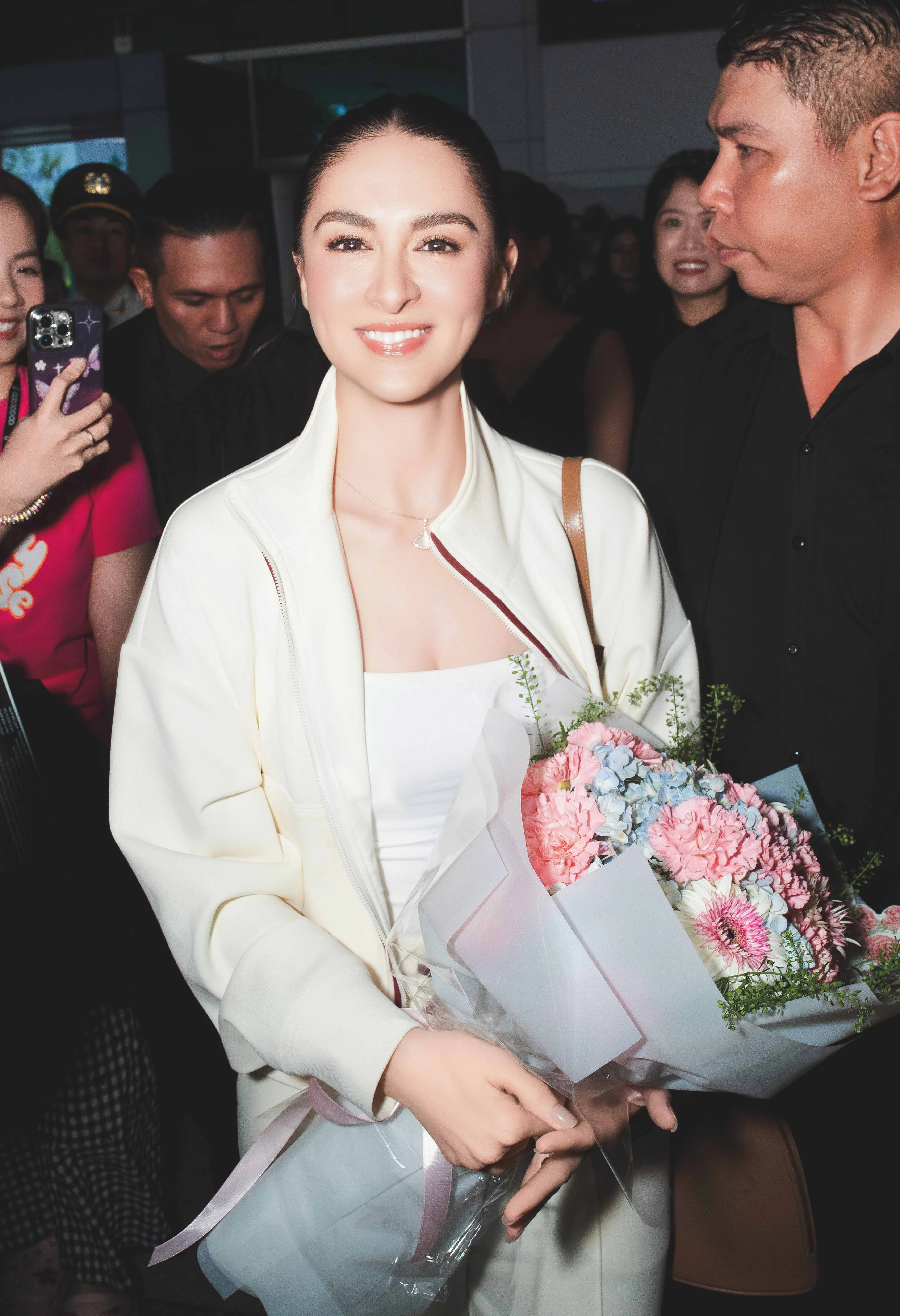 Mỹ nhân đẹp nhất Philippines khoe street style trẻ trung ở Việt Nam - Hình 2