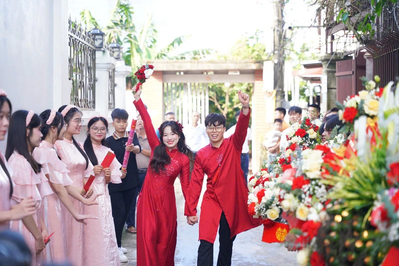 Cưới giáo viên tiếng Anh, chú rể Hà Nội thực hiện thử thách đón dâu độc lạ - Hình 1