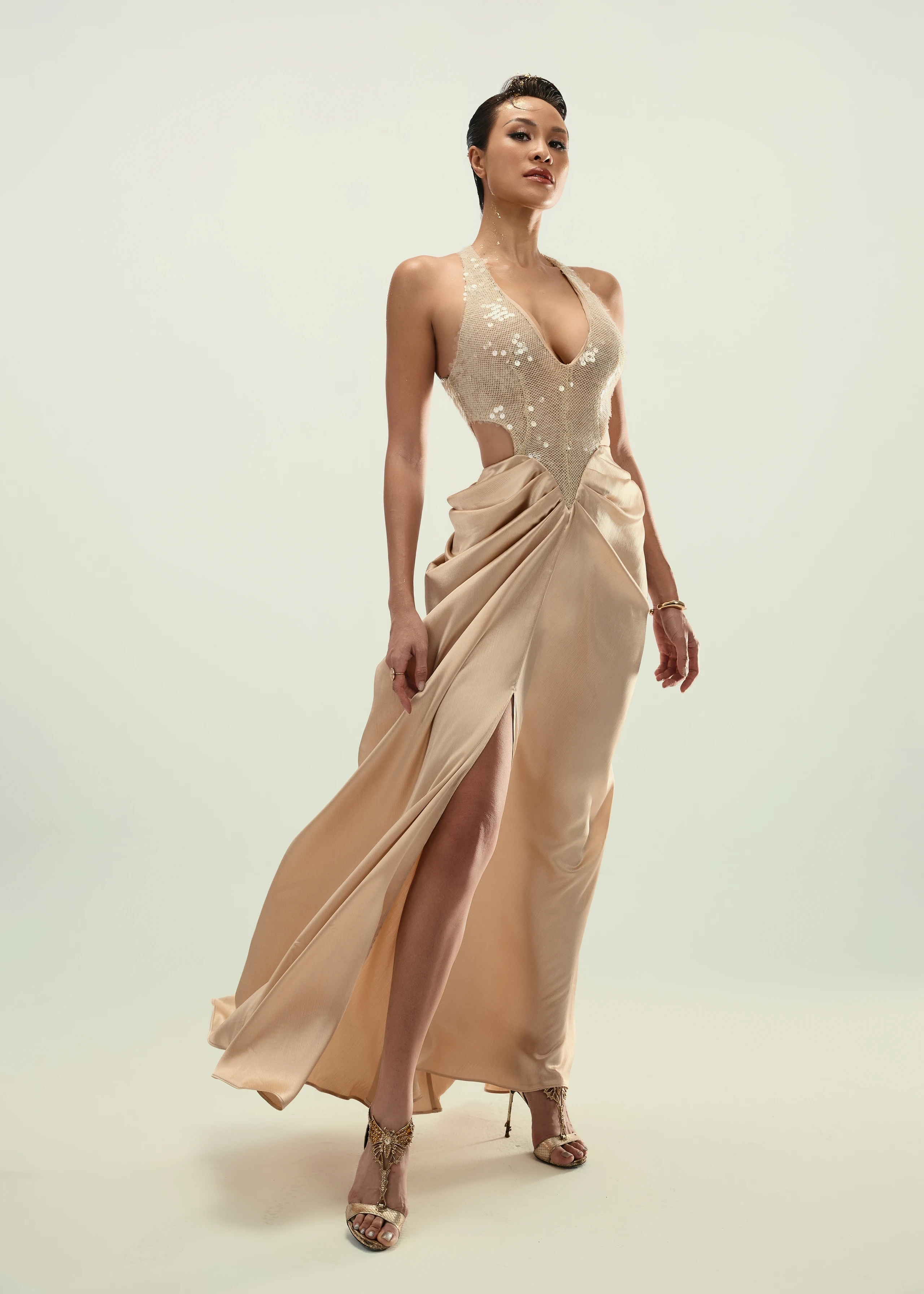 MC Phương Mai nóng bỏng trong bộ cánh cut out táo bạo - Hình 8