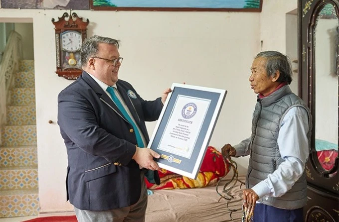 Người đàn ông Việt Nam lập kỷ lục Guinness với bộ móng tay dài nhất thế giới - Hình 2