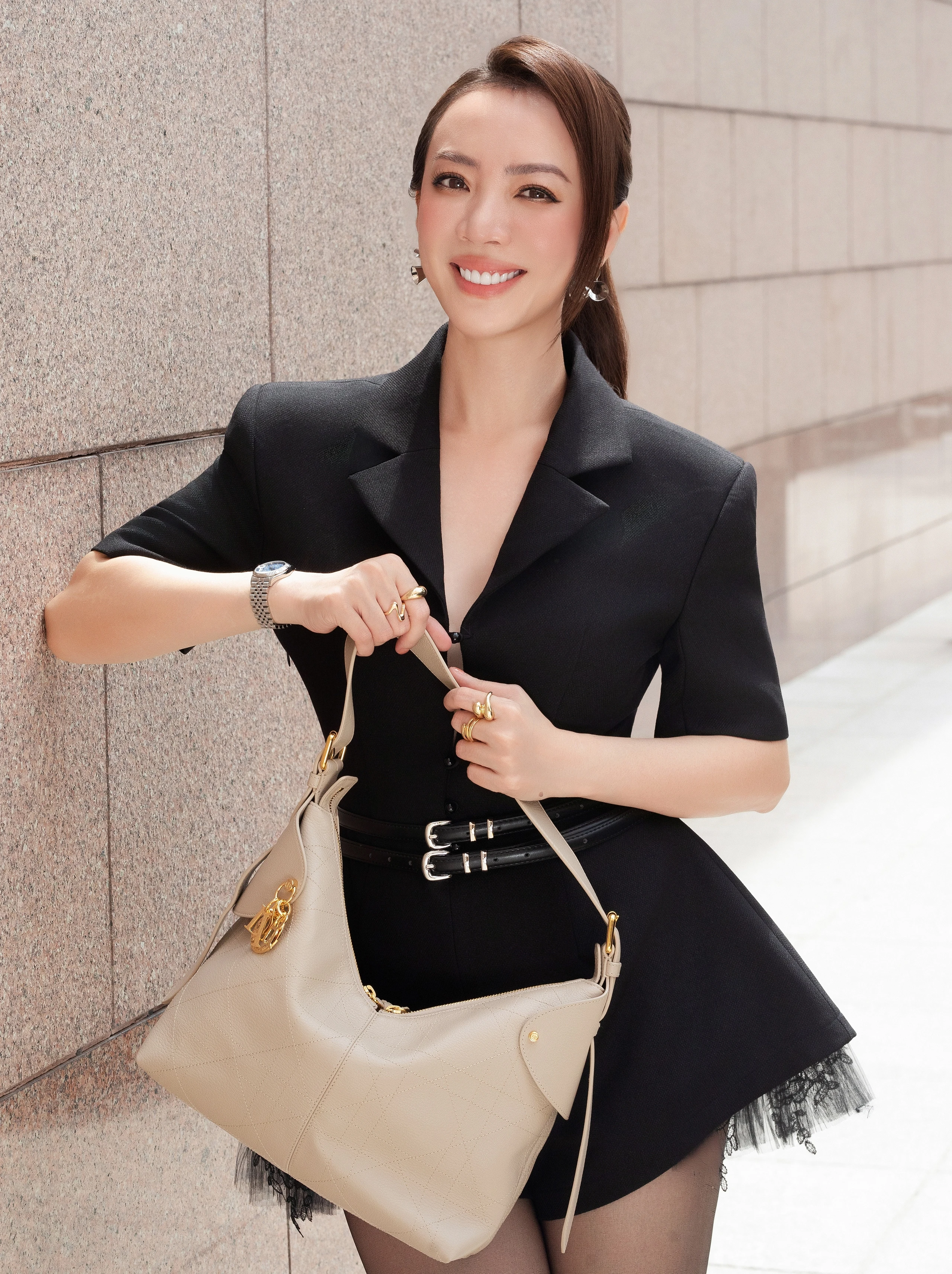 Thu Trang gợi cảm ở tuổi 41, tiết lộ chuyện ghen tuông của Tiến Luật - Hình 1