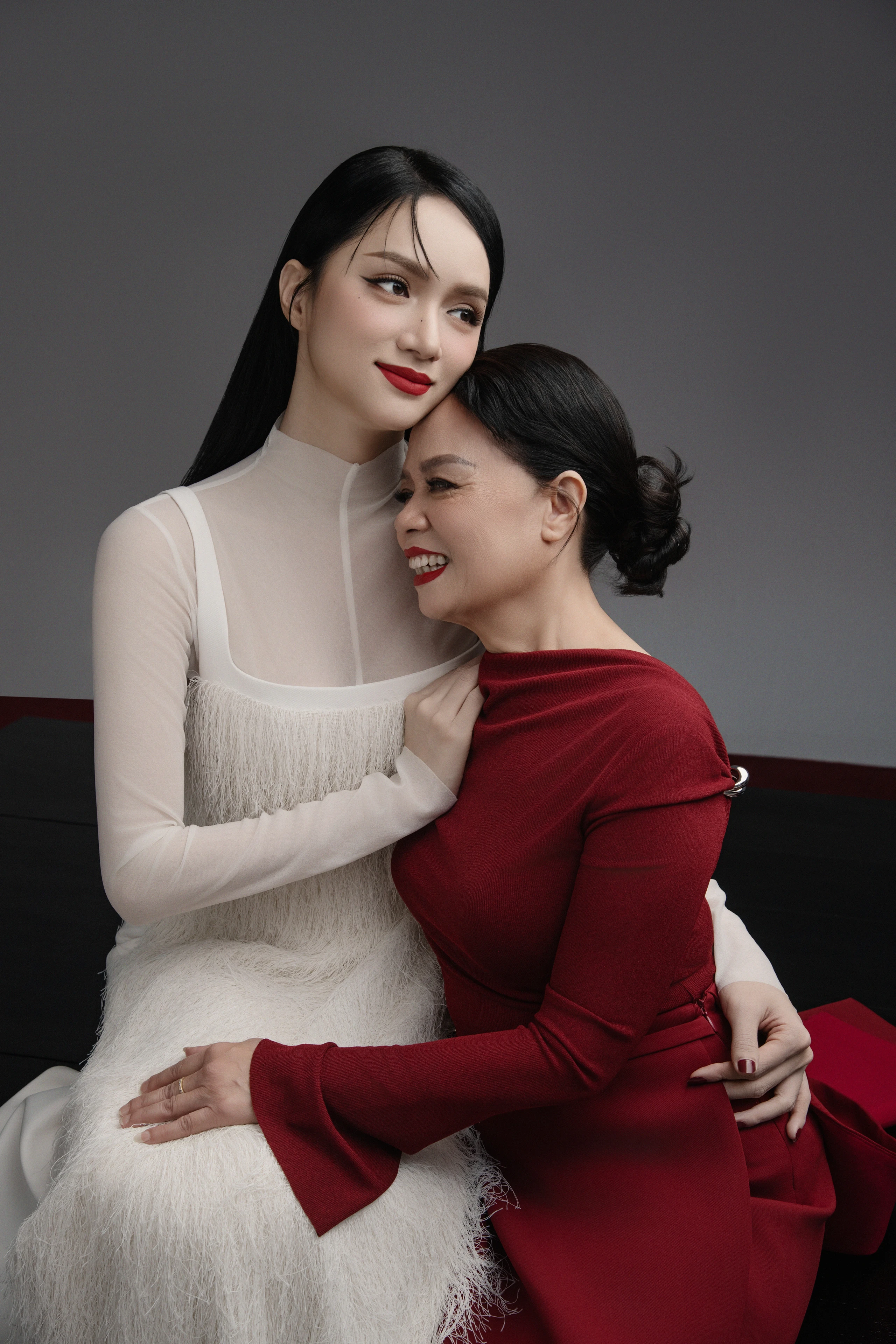 Hương Giang tung clip bên mẹ ruột, fan sắc đẹp rần rần vì chi tiết này - Hình 2