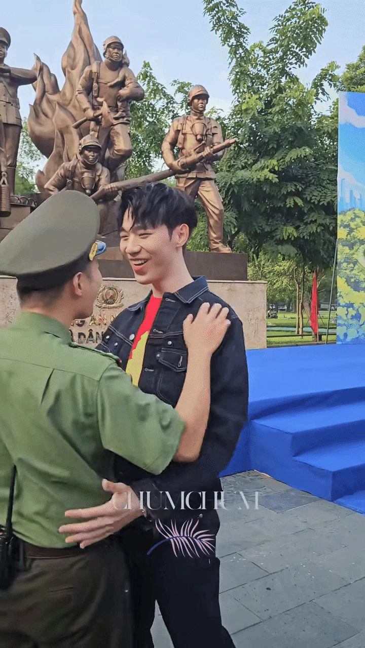 Màn song ca sĩ nhất trần đời giữa 1 Anh Trai Say Hi và chiến sĩ Công an Nhân dân - Hình 2