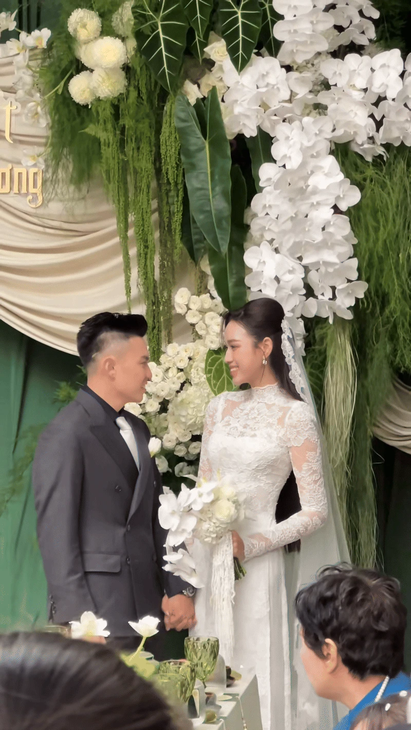 Đỗ Hà liên tục né nụ hôn của thiếu gia Viết Vương trong đám cưới - Hình 2