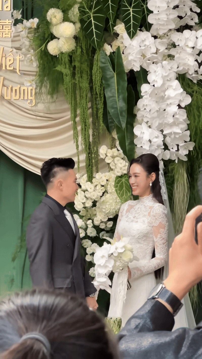 Đỗ Hà liên tục né nụ hôn của thiếu gia Viết Vương trong đám cưới - Hình 1