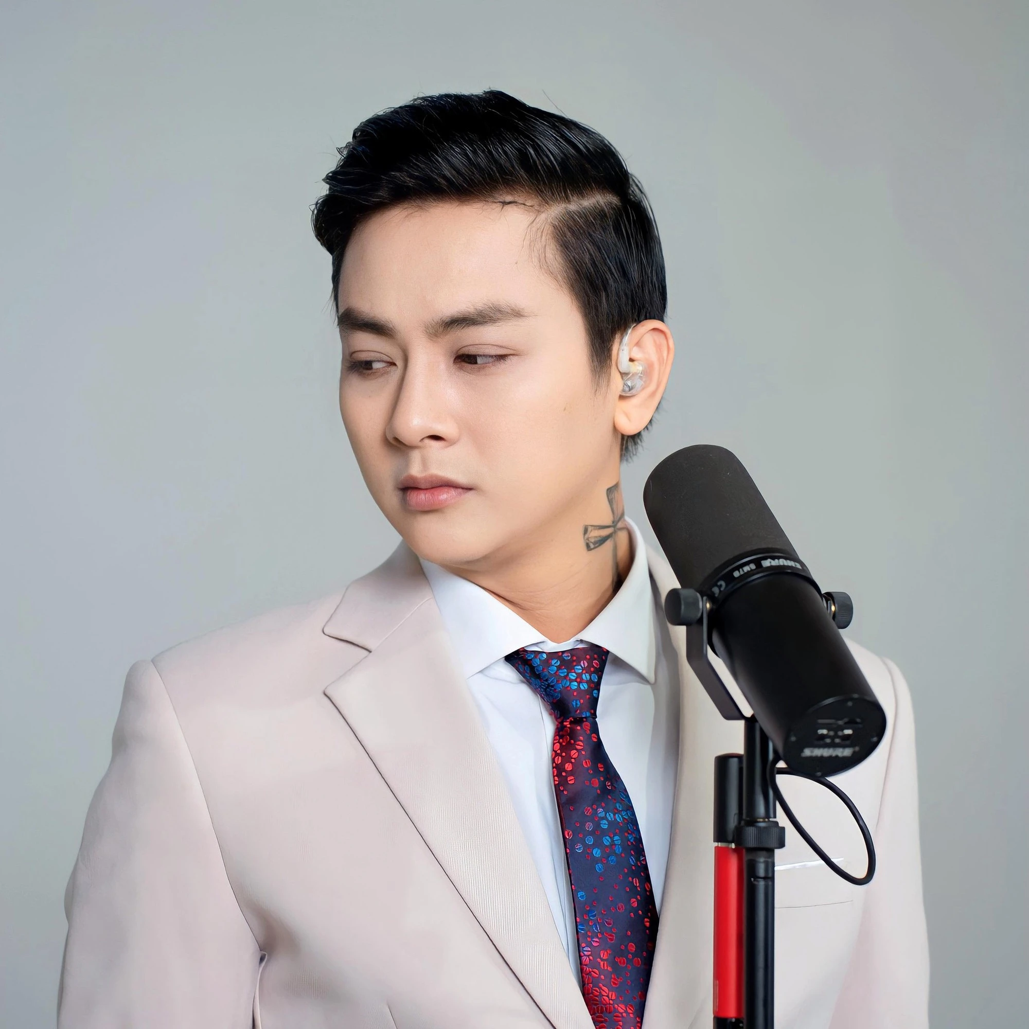 Hoài Lâm dính dớp ca sĩ - Hình 4