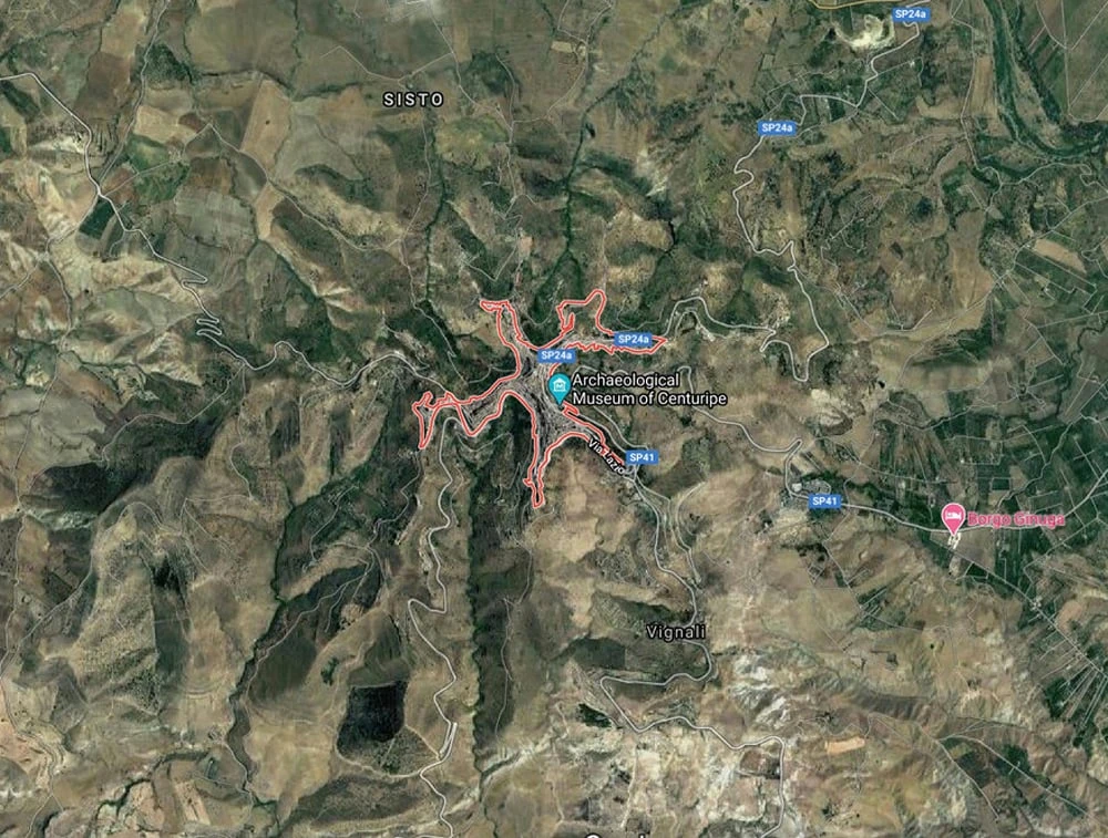 Kỳ lạ ngôi làng giống hình người trên đỉnh núi cao vút - Hình 2