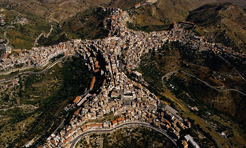 Kỳ lạ ngôi làng giống hình người trên đỉnh núi cao vút - Hình 3