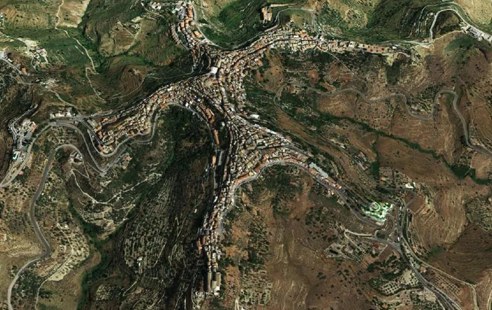 Kỳ lạ ngôi làng giống hình người trên đỉnh núi cao vút - Hình 4