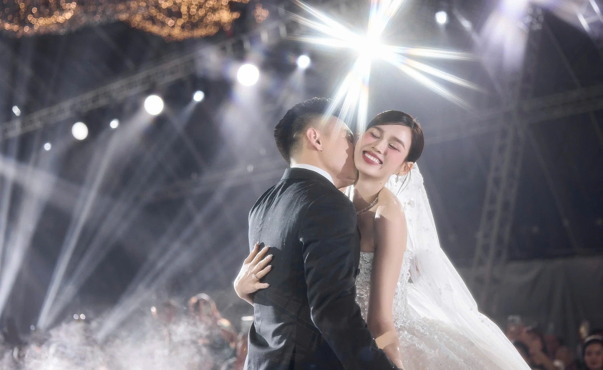 Cô gái bắt được hoa cưới của Đỗ Hà, choáng với thân thế không phải dạng vừa - Hình 2