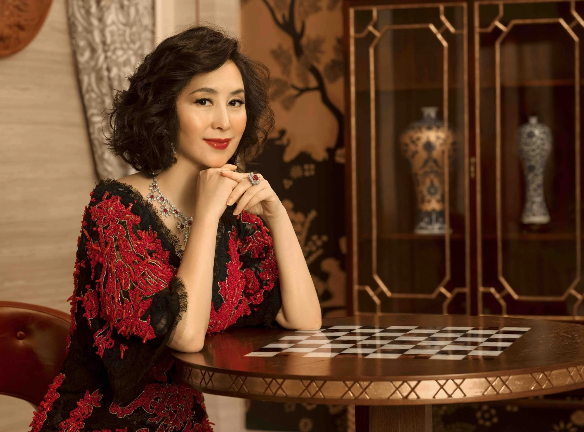 Bi kịch của ái nữ trùm sòng bạc Macau: Bỏ bạn trai để liên hôn, đau đớn bê quan tài khi tình cũ tự tử - Hình 10