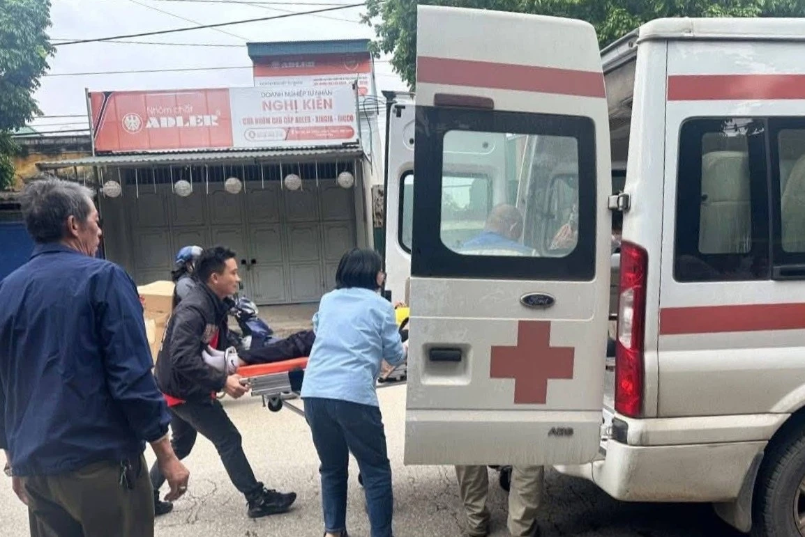 Đang đi họp, nữ giám đốc bệnh viện dừng xe cứu người gặp nạn giữa đường - Hình 2