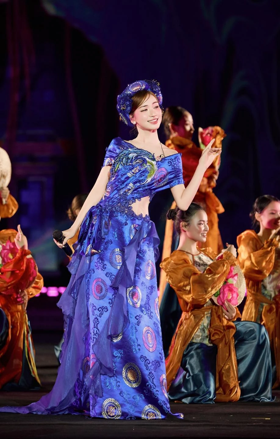 Hòa Minzy kiếm 2 tỷ mỗi tháng nhưng vẫn thiếu nợ Văn Toàn là vì sao? - Hình 3