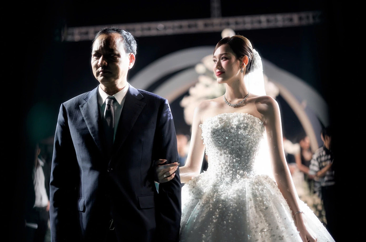 Lý do đám cưới Đỗ Thị Hà tạo cơn sốt mạng xã hội - Hình 9