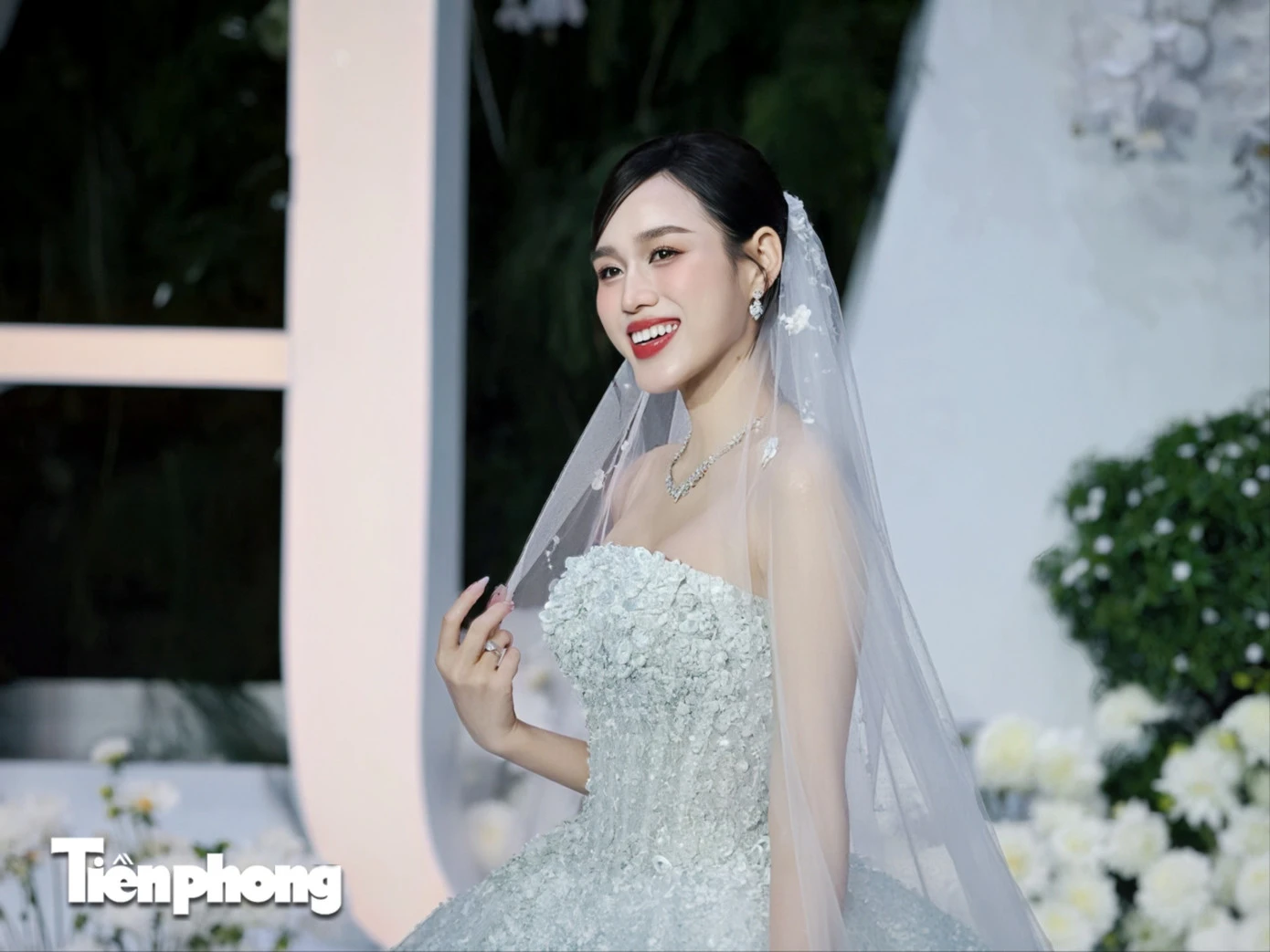 Lý do đám cưới Đỗ Thị Hà tạo cơn sốt mạng xã hội - Hình 2