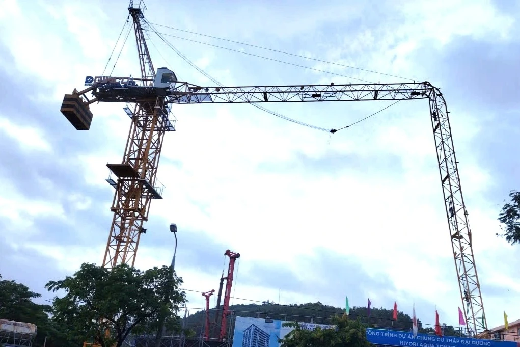 Một công nhân tử vong trong vụ gãy cẩu tháp tại dự án chung cư cao cấp - Hình 1