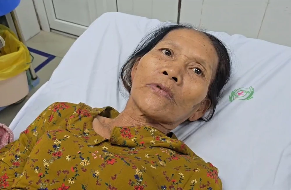 Bà hoảng loạn giằng co cố cứu cháu sơ sinh trong tay kẻ cầm dao đâm loạn xạ - Hình 2