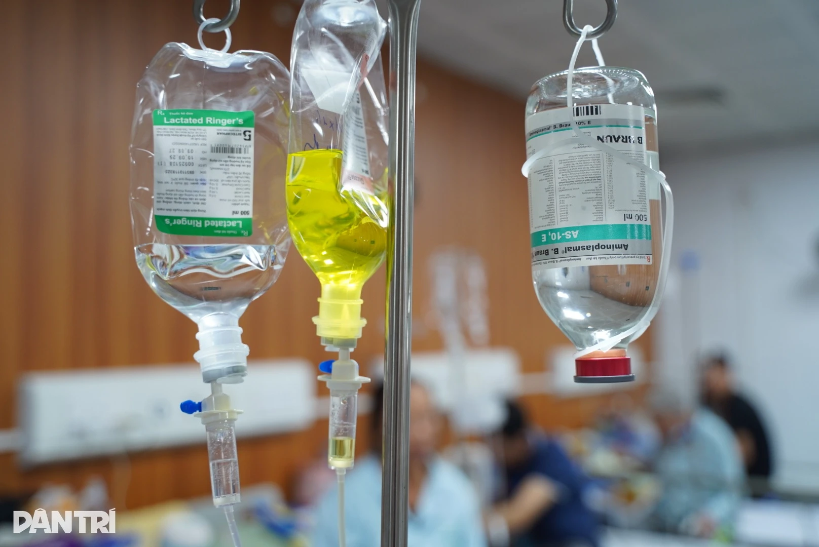 Đốt tiền vào bóng cười, vợ chồng 9X liệt chân, giảm trí nhớ - Hình 1