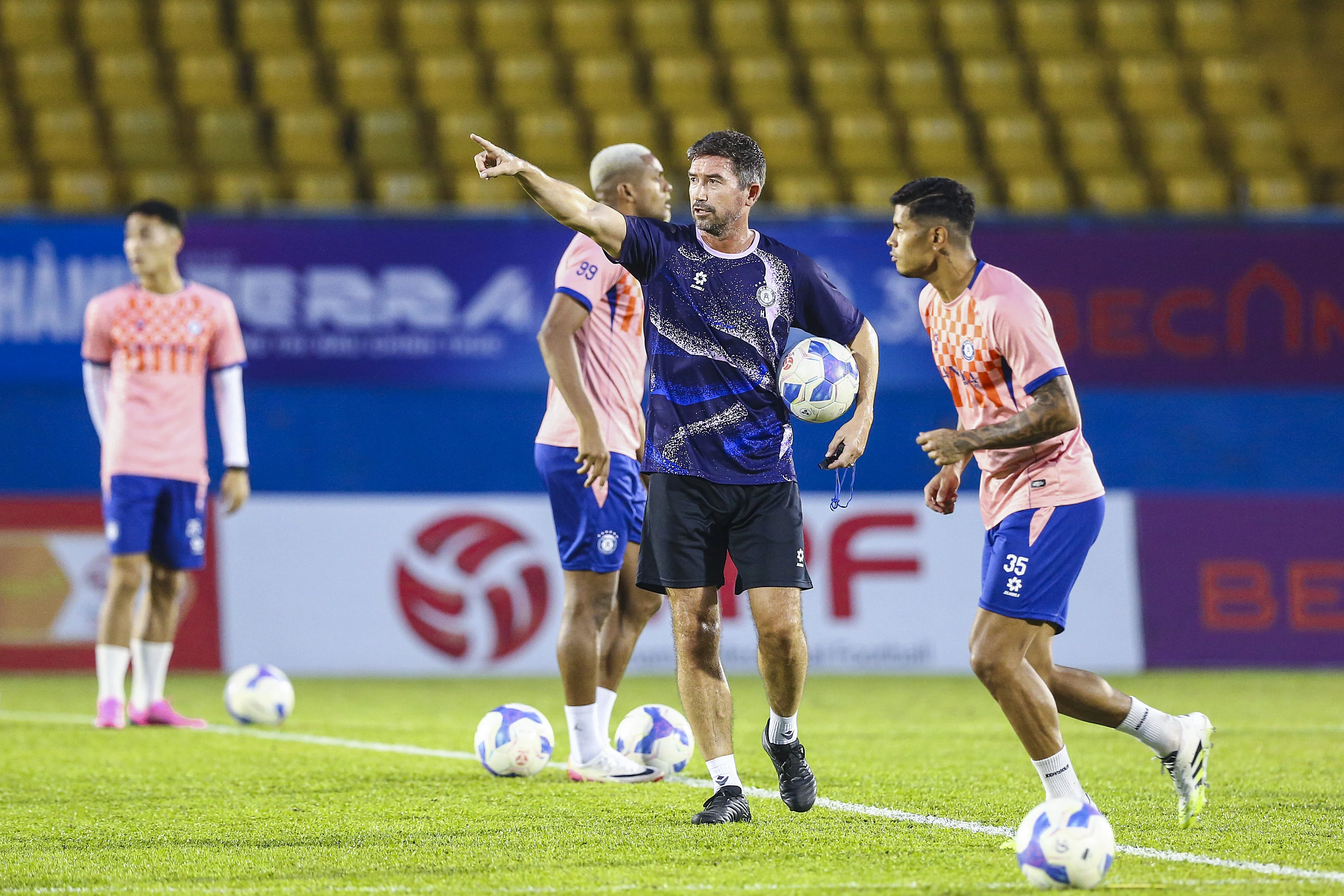 HLV Harry Kewell cực gắt trên sân tập - Hình 3