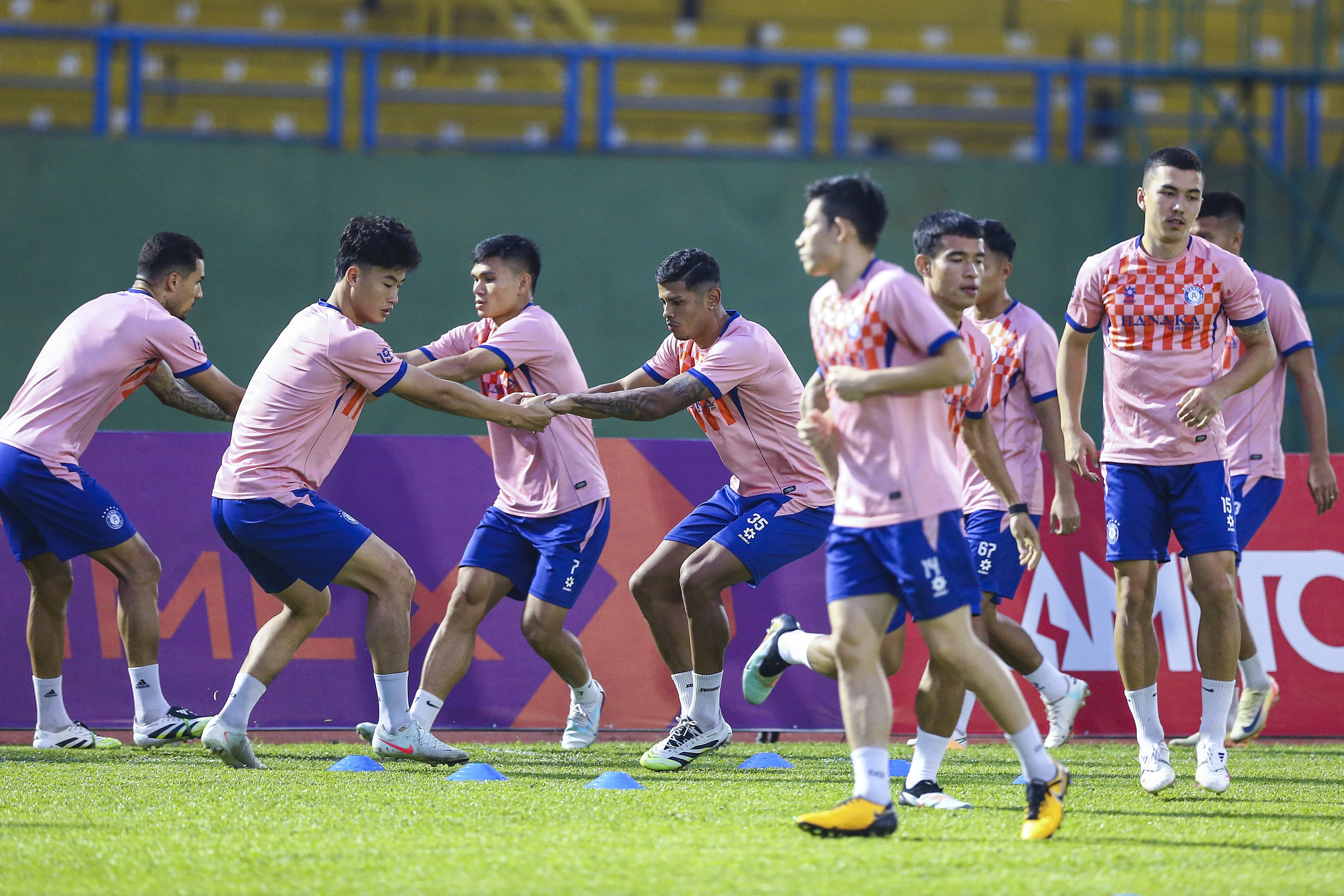 HLV Harry Kewell cực gắt trên sân tập - Hình 5