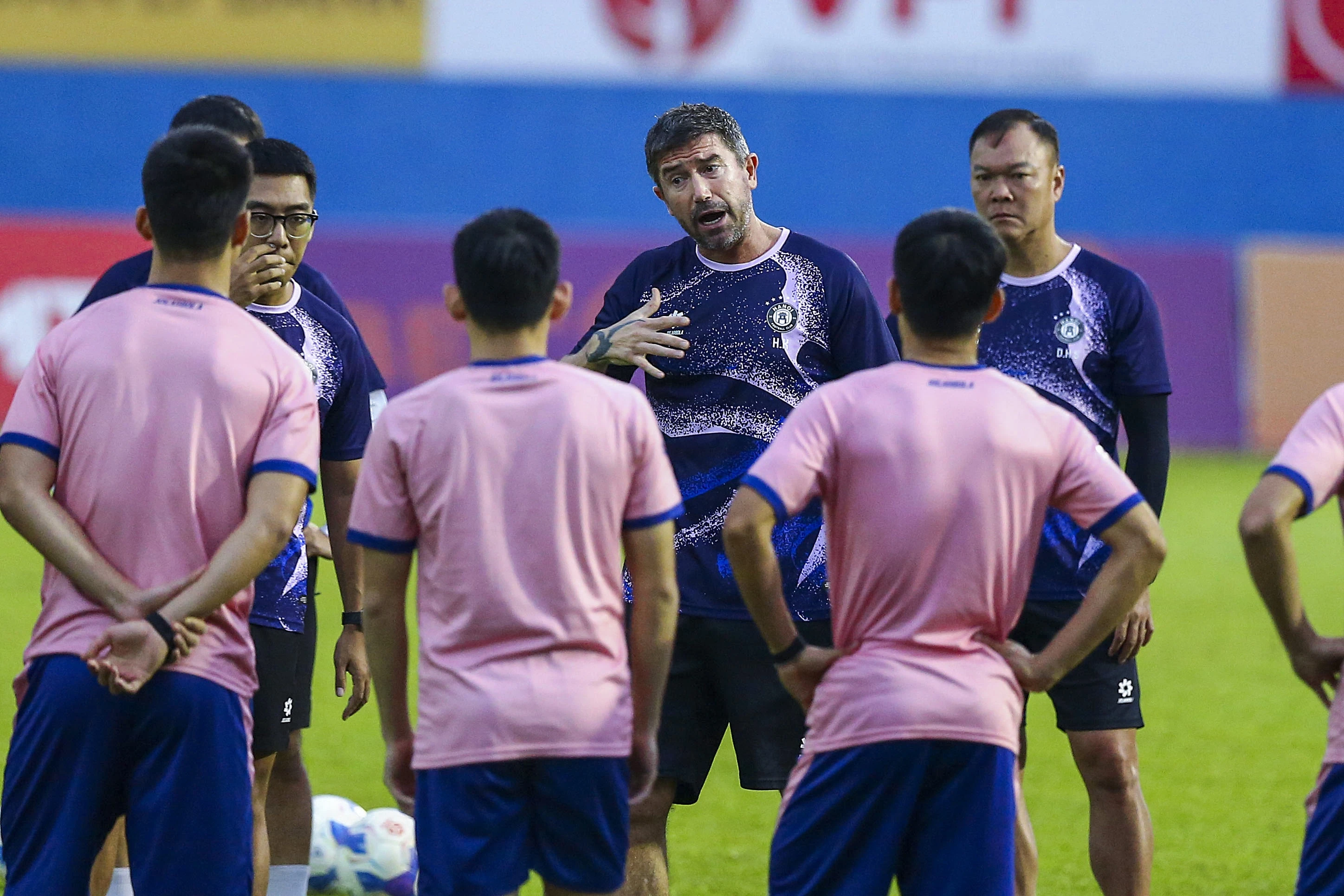 HLV Harry Kewell cực gắt trên sân tập - Hình 4