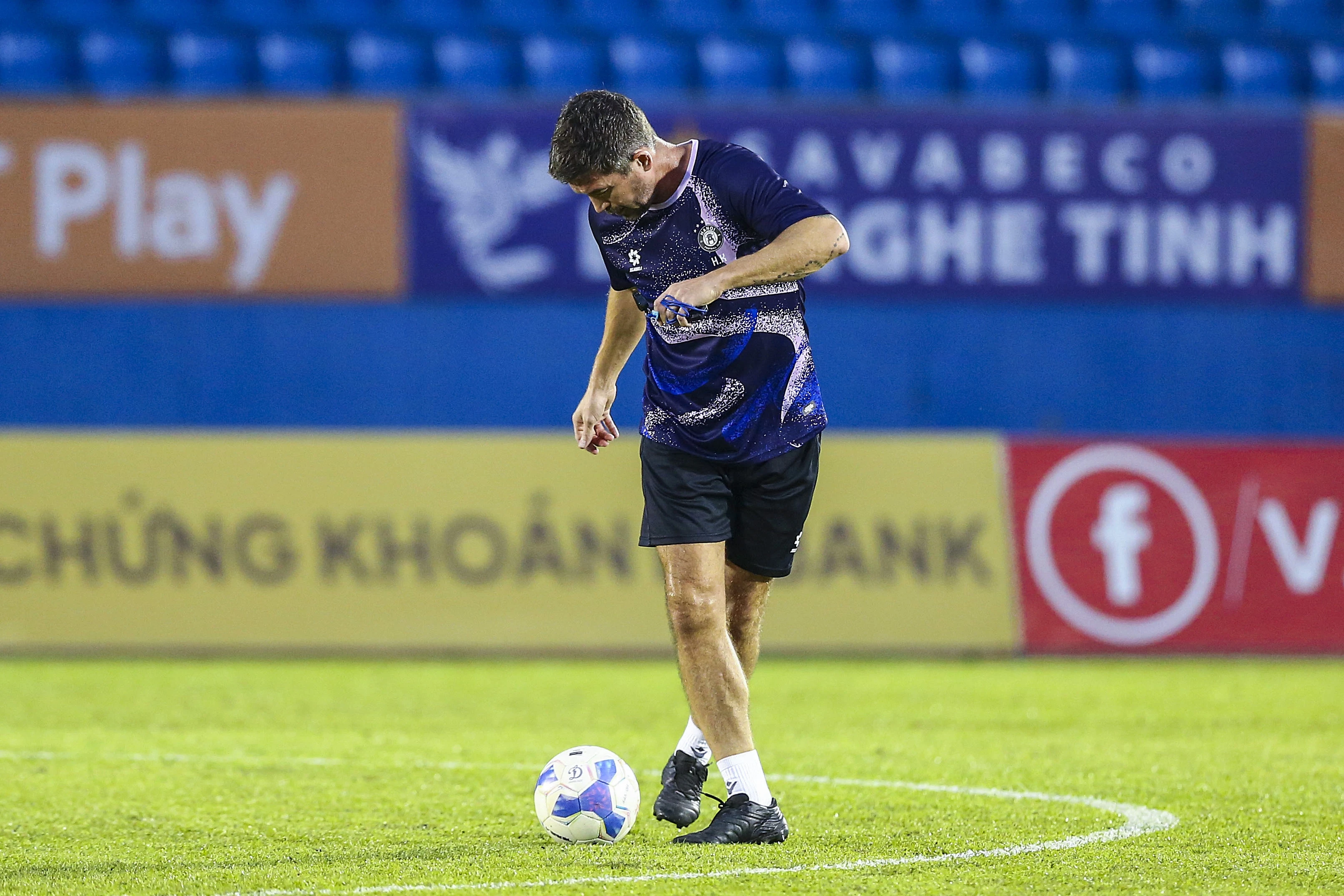 HLV Harry Kewell cực gắt trên sân tập - Hình 6