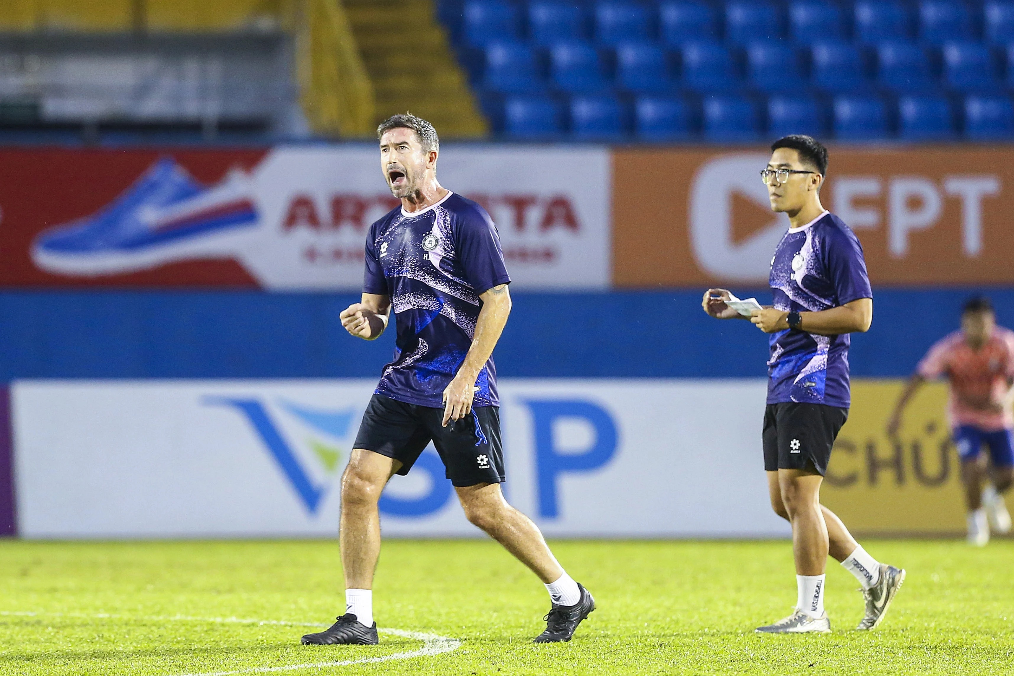 HLV Harry Kewell cực gắt trên sân tập - Hình 2