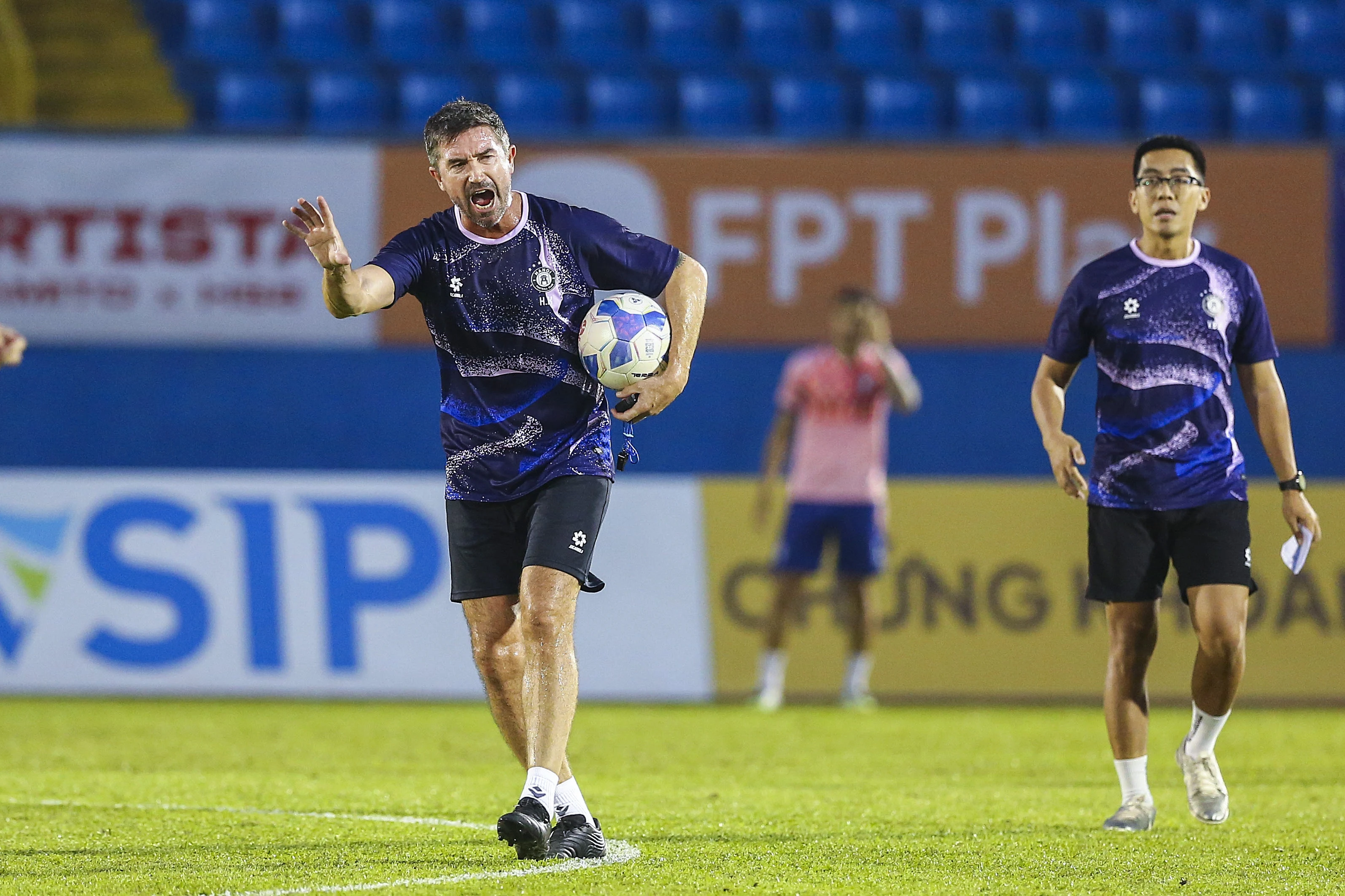 HLV Harry Kewell cực gắt trên sân tập - Hình 1