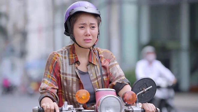 Showbiz Việt chẳng ai như mỹ nhân này: Ngoài đời xinh sang kịch trần, lên phim sao lại quê mùa kém sắc quá vậy - Hình 6