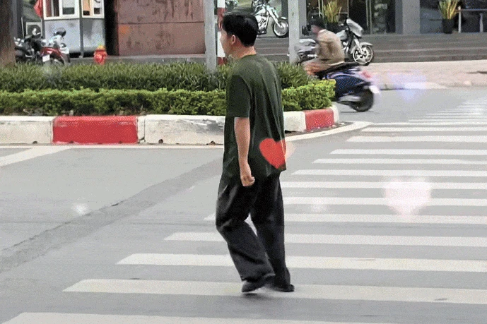 TikToker Bách Khỉ bị ném đá vì quỳ lạy người đi đường câu view - Hình 1