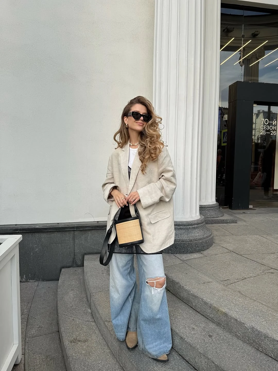 Quần jeans xanh vạn năng, bí quyết cho vẻ đẹp hoàn hảo năng động cả bốn mùa - Hình 4