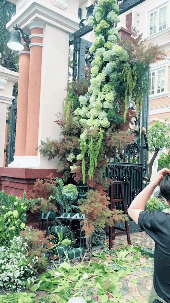 Tổng tài Colline Dalat lấy vợ: Cổng cưới cao 5m, 50.000 bông hồng và cẩm tú cầu nhập, cổ tích còn thấy rén - Hình 3