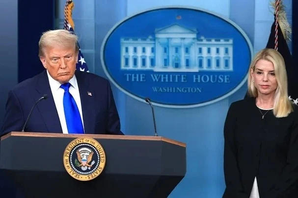 Tổng thống Trump đứng hình vì phát âm của phóng viên nước ngoài - Hình 1