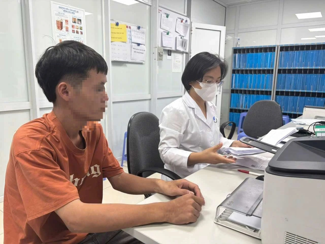Tự điều trị bệnh da, người đàn ông nằm cáng vì tổn thương khớp nghiêm trọng - Hình 1