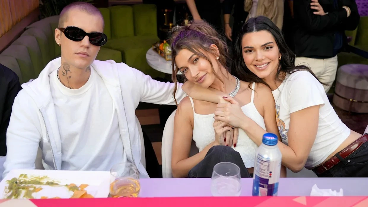 5 giây để lộ hành động nhạy cảm của vợ chồng Justin Bieber và Kendall Jenner - Hình 4