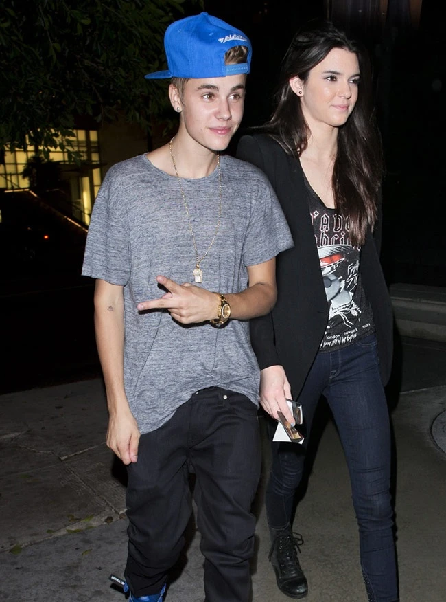 5 giây để lộ hành động nhạy cảm của vợ chồng Justin Bieber và Kendall Jenner - Hình 3