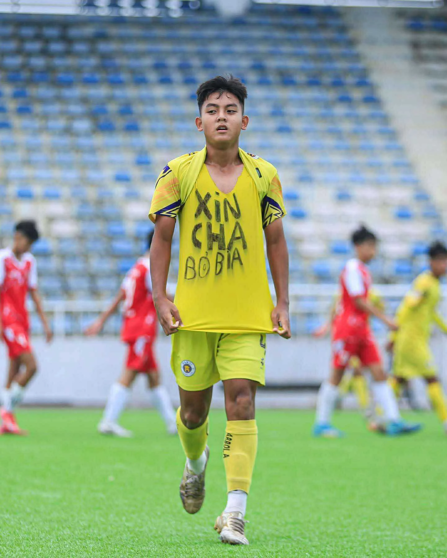 Cầu thủ U14 với khoảnh khắc ăn mừng bàn thắng nghẹn lòng: Xin cha bỏ bia - Hình 1