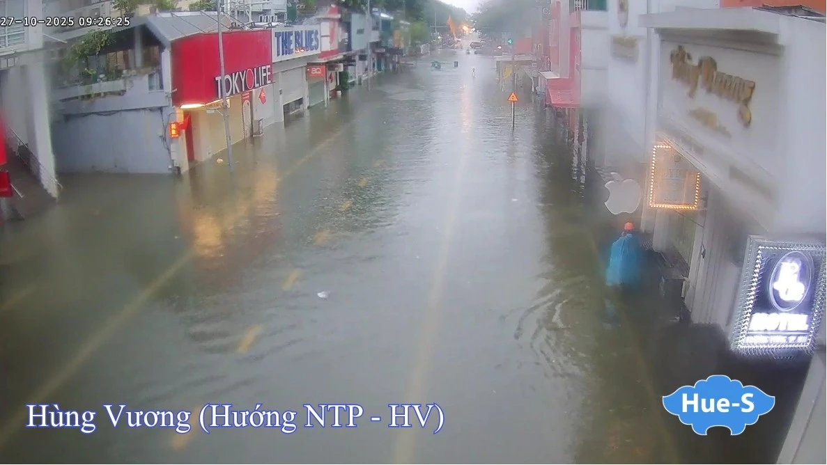Huế chìm trong biển nước, ôtô tiền tỷ ngâm mình dưới dòng lũ lịch sử - Hình 9