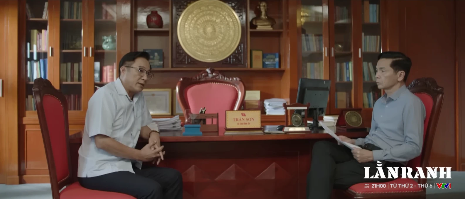 Lằn ranh - Tập 1: Ông Sách nhắc nhở vợ vì nghe lời ong tiếng ve - Hình 6