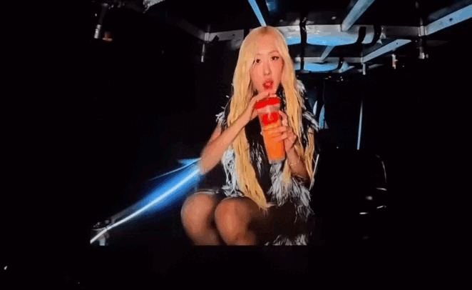 Lisa tạo dáng hớ hênh trên sân khấu, Rosé - Jennie nhìn đỏ mặt, né vội - Hình 6