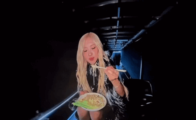 Lisa tạo dáng hớ hênh trên sân khấu, Rosé - Jennie nhìn đỏ mặt, né vội - Hình 5