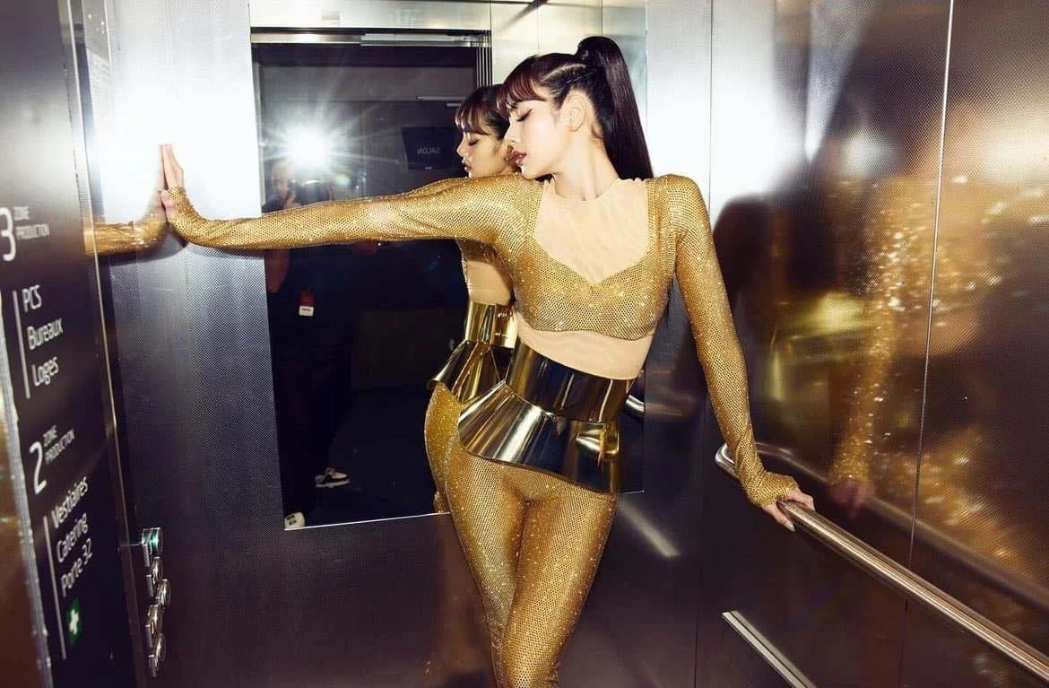 Lisa tạo dáng hớ hênh trên sân khấu, Rosé - Jennie nhìn đỏ mặt, né vội - Hình 4