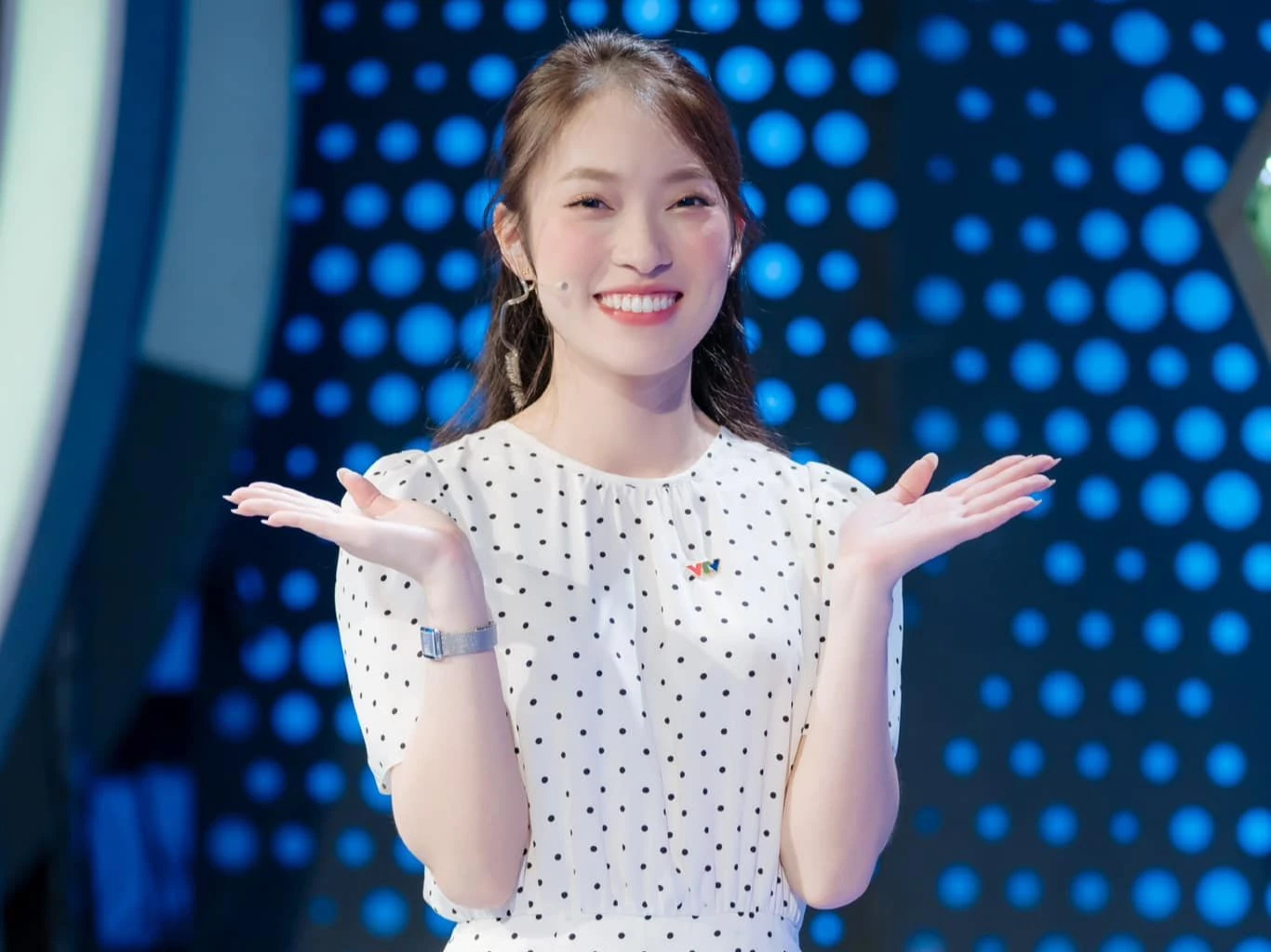 MC Khánh Vy chiếm trọn spotlight Chung kết Olympia 2025, học vấn siêu khủng - Hình 6