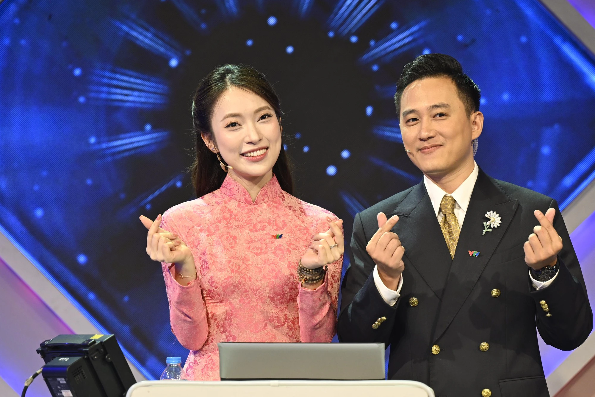 MC Khánh Vy chiếm trọn spotlight Chung kết Olympia 2025, học vấn siêu khủng - Hình 3