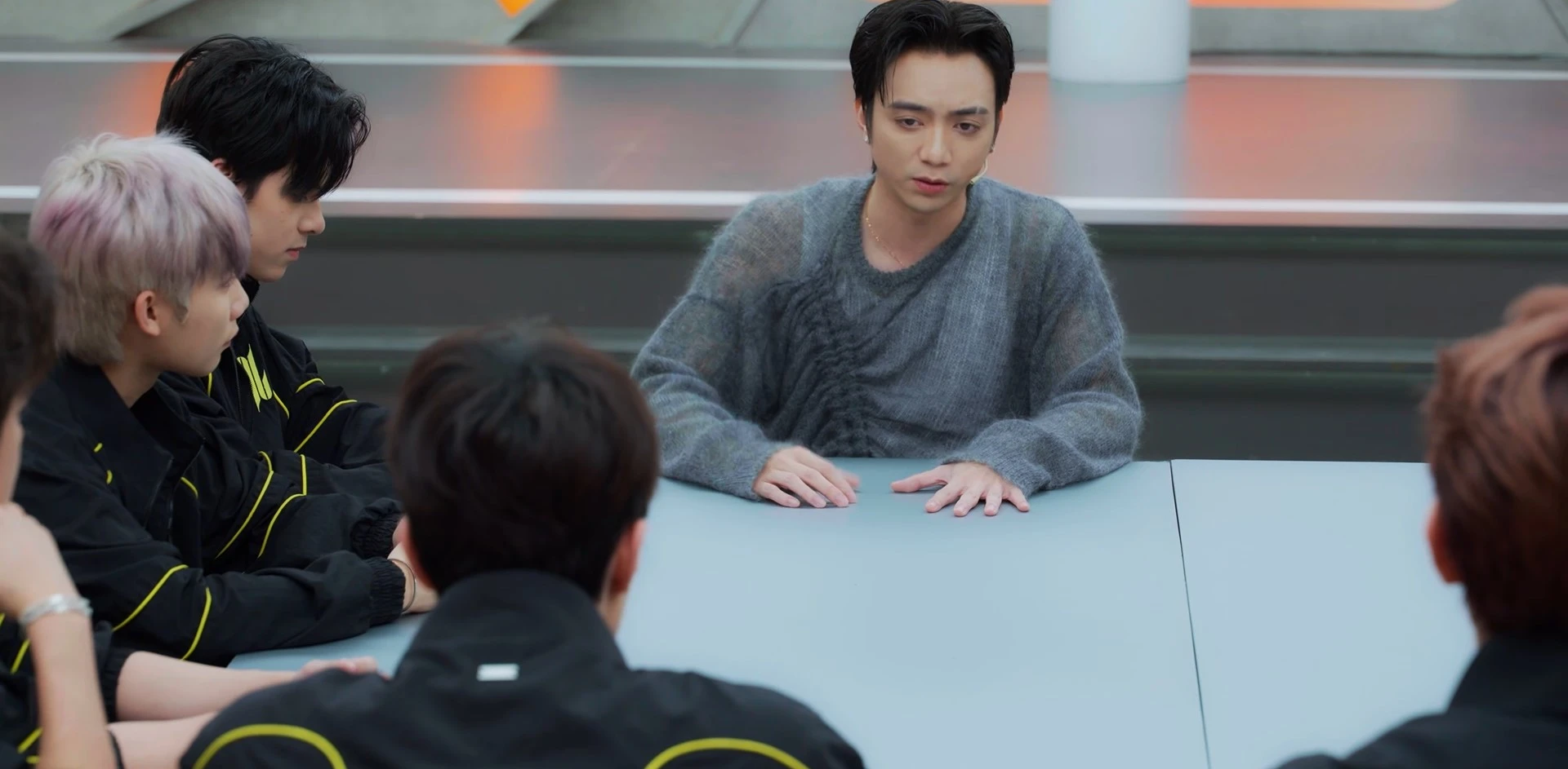 SOOBIN xấu hổ trước các chuyên gia Hàn Quốc - Hình 2