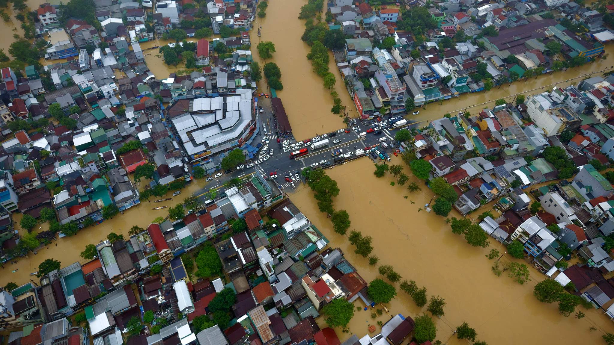 Cảnh lũ lịch sử bủa vây Huế, Đà Nẵng, Hội An - Hình 1