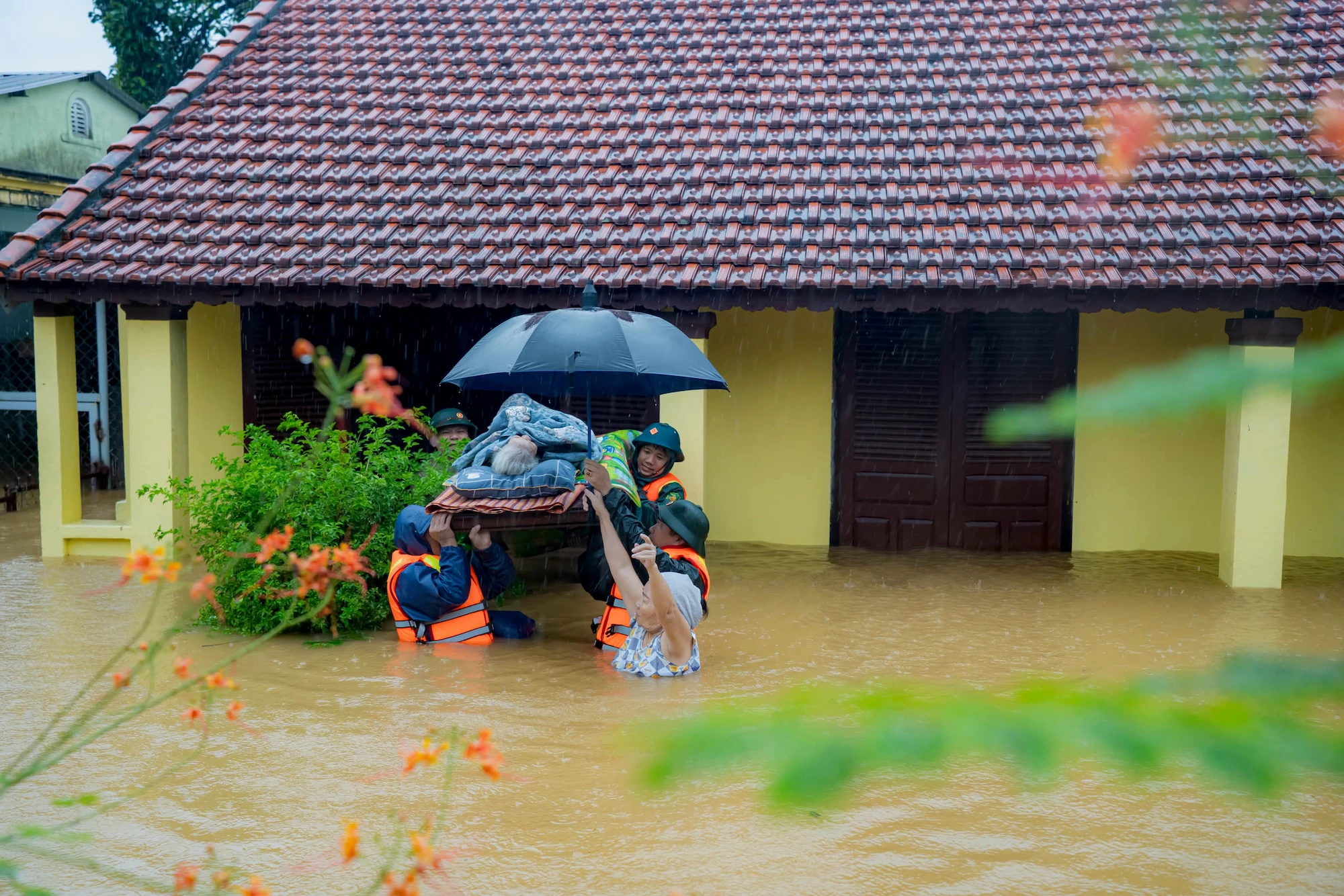 Cảnh lũ lịch sử bủa vây Huế, Đà Nẵng, Hội An - Hình 4
