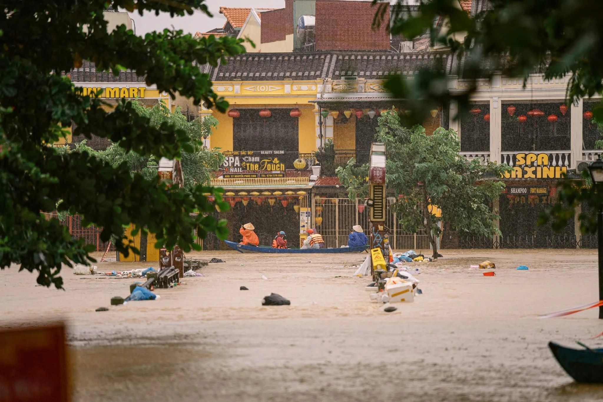 Cảnh lũ lịch sử bủa vây Huế, Đà Nẵng, Hội An - Hình 6